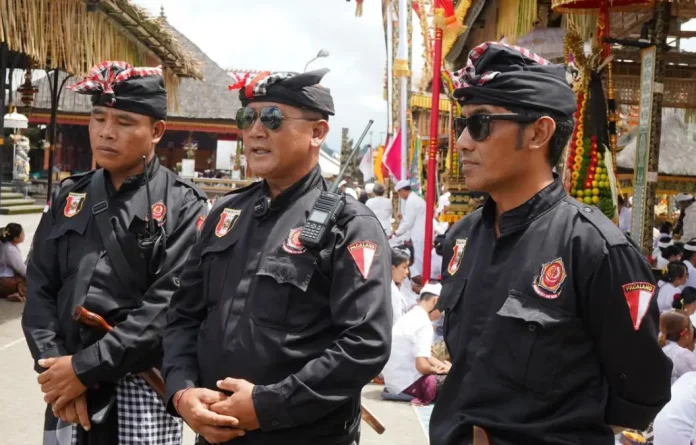 Pelaksanaan upacara Ngusaba Kedasa di Pura Ulun Danu Batur berlangsung tertib dan aman berkat pengamanan terpadu dari berbagai pihak. Sebanyak 160 pecalang dikerahkan untuk menjaga jalannya kegiatan yang digelar sejak 2 hingga 12 April 2026.