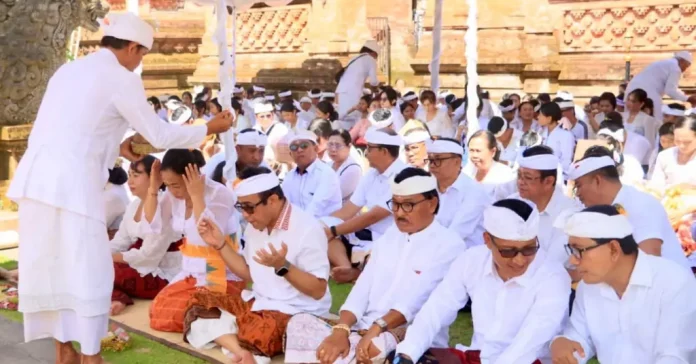 Walikota Denpasar I Gusti Ngurah Jaya Negara, Ketua DPRD Kota Denpasar I Gusti Ngurah Gede, Sekda Kota Denpasar I Gusti Ngurah Eddy Mulya, Dandim 1611/Badung Kolonel Inf. I Putu Tangkas W., S.I.P., serta jajaran Forkopimda Kota Denpasar, dalam pelaksanaan persembahyangan bersama Hari Suci Saraswati, Sabtu (4/4) di Pura Agung Jagatnatha.