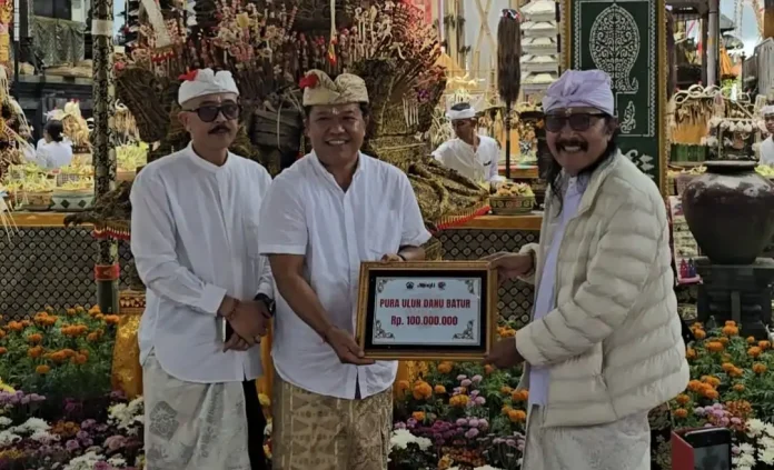 Bupati Bangli, Sang Nyoman Sedana Arta, memimpin Bhakti Penganyar di Pura Ulun Danu Batur dan memberikan punia Rp100 juta untuk mendukung kelancaran upacara suci tersebut.