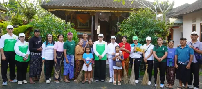 Warga Sulangai Serentak Bersih-Bersih, Putri Koster Turun Langsung Beri Contoh