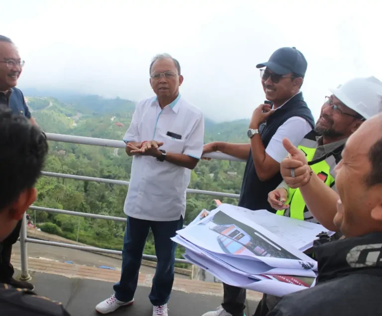 Gubernur Bali Wayan Koster meninjau progres tahap kedua Turyapada Tower di Buleleng yang telah mencapai 45 persen dan menegaskan pentingnya kualitas serta peran proyek ini sebagai ikon baru Bali utara.