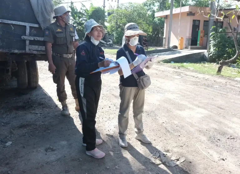 Kepala DLH Provinsi Bali, I Made Dwi Arbani, memastikan truk sampah yang terekam di TPA Suwung tidak masuk zona penimbunan dan langsung dikawal serta diparkir sementara untuk penanganan sesuai prosedur.