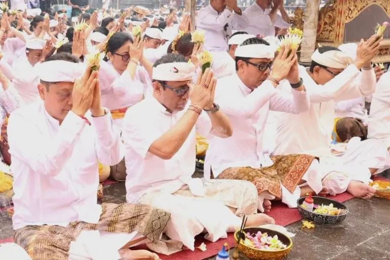Walikota Denpasar, I Gusti Ngurah Jaya Negara bersama Wakil Walikota Denpasar, I Kadek Agus Arya Wibawa, Ketua DPRD Kota Denpasar, I Gusti Ngurah Gede serta jajaran Pemkot Denpasar saat ngaturang Bhakti Penganyar serangkaian Karya Tawur Tabuh Gentuh dan Ida Bhatara Turun Kabeh di Pura Agung Besakih, bertepatan dengan Soma Pon Wuku Sinta, Senin (6/4).