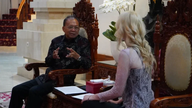 Gubernur Bali, Wayan Koster, menegaskan dalam wawancara dengan media internasional bahwa Bali adalah satu-satunya destinasi wisata berkelas dunia berbasis budaya dan mengajak wisatawan menjaga keaslian Pulau Dewata.