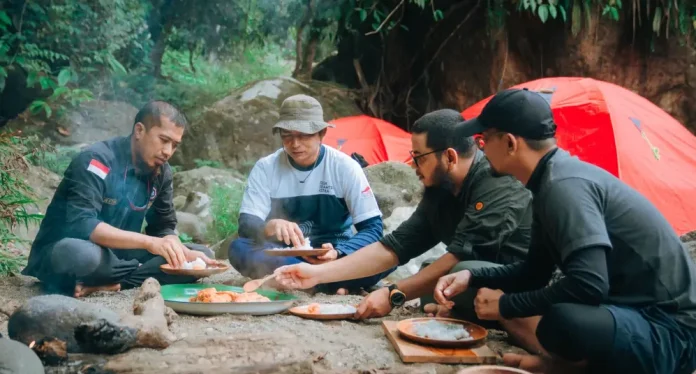 Tokoh Penggerak Desa Sejahtera Astra Nyarai Ritno Kurniawan yang menginisiasi transformasi masyarakat dari aktivitas penebangan kayu menjadi pelaku ekowisata berbasis komunitas. Melalui pendekatan pendampingan langsung, masyarakat kini memperoleh peningkatan pendapatan serta berperan dalam menjaga kelestarian kawasan secara berkelanjutan.
