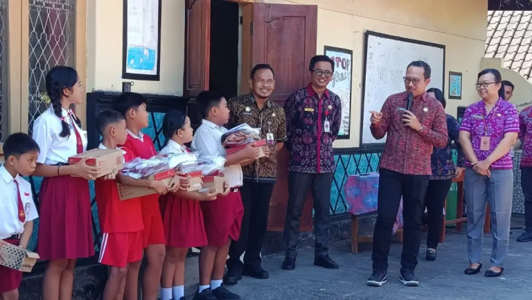 Pramuka Buleleng Salurkan Bantuan Bumbung Kemanusiaan untuk Siswa Terdampak Banjir