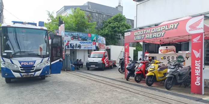 SIM Keliling hadir di Astra Motor Tabanan, memudahkan masyarakat perpanjangan SIM sekaligus menawarkan promo menarik dan layanan purna jual terpadu bagi konsumen.