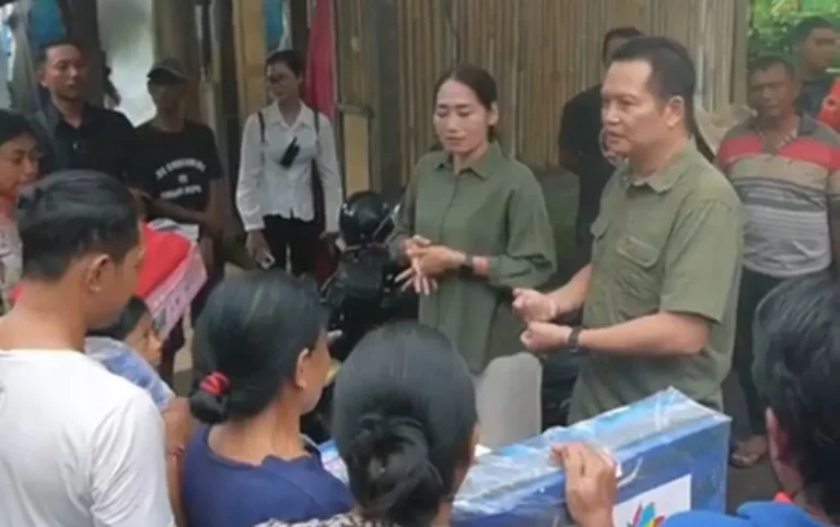 Bupati Jembrana turun langsung membantu warga Pergung yang rumahnya roboh dengan memberikan bantuan dan menyiapkan perbaikan rumah.