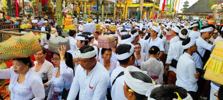 Suasana religius terasa kuat di Pura Ulun Danu Batur saat ribuan umat Hindu memadati kawasan pura bertepatan dengan Hari Raya Pagerwesi, Rabu 8 April 2026.