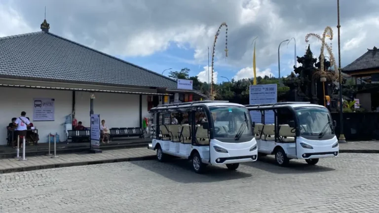 Layanan shuttle bus di Pura Besakih membantu kelancaran akses pemedek saat Karya Ida Bhatara Turun Kabeh serta mendukung ketertiban dan kenyamanan kawasan.