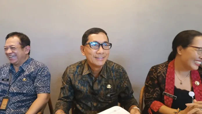 Sekda Kota Denpasar, I Gusti Ngurah Eddy Mulya, menyampaikan kebijakan Work From Home (WFH) mulai diterapkan setiap Jumat untuk efisiensi energi dan anggaran, dengan pengawasan ketat serta layanan publik tetap berjalan normal. Sekda Kota Denpasar, I Gusti Ngurah Eddy Mulya, menyampaikan kebijakan Work From Home (WFH) mulai diterapkan setiap Jumat untuk efisiensi energi dan anggaran, dengan pengawasan ketat serta layanan publik tetap berjalan normal.