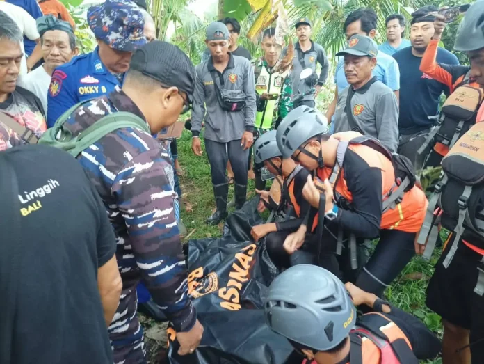 Proses evakuasi jenazah korban yang terseret arus air sungai Tukad Aye, Desa Bontihing, Kecamatan Kubutambahan, Buleleng.