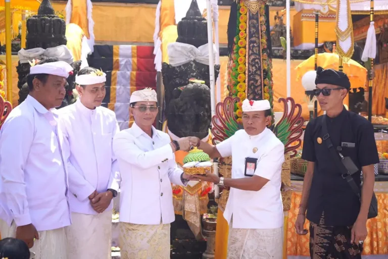 Bupati Klungkung, I Made Satria, memimpin bhakti pengayar dan nganyarin di Pura Besakih dan Pura Ulun Danu Batur sebagai wujud bakti spiritual dan dukungan pemerintah daerah.