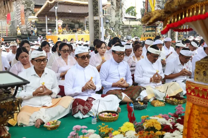 Wali Kota Denpasar, I Gusti Ngurah Jaya Negara bersama Wakil Wali Kota Denpasar, I Kadek Agus Arya Wibawa saat mimpin Bhakti Penganyar rangkaian Karya Pujawali Ngusaba Kedasa di Pura Ulun Danu Batur, bertepatan dengan Wraspati Umanis Wuku Sinta, Kamis (9/4).