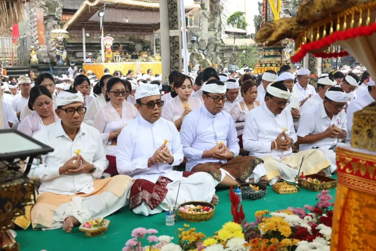 Wali Kota Denpasar, I Gusti Ngurah Jaya Negara bersama Wakil Wali Kota Denpasar, I Kadek Agus Arya Wibawa saat mimpin Bhakti Penganyar rangkaian Karya Pujawali Ngusaba Kedasa di Pura Ulun Danu Batur, bertepatan dengan Wraspati Umanis Wuku Sinta, Kamis (9/4).
