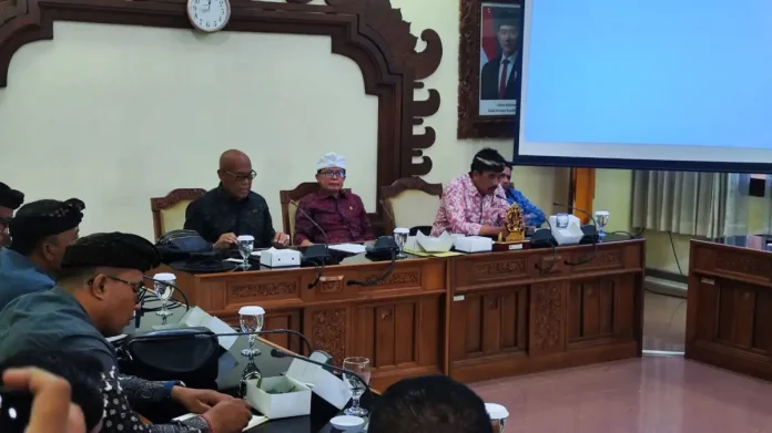 DPRD Provinsi Bali mendesak BPKAD Bali segera menuntaskan sengketa tanah antara negara dan warga di Desa Pecatu, Kabupaten Badung.