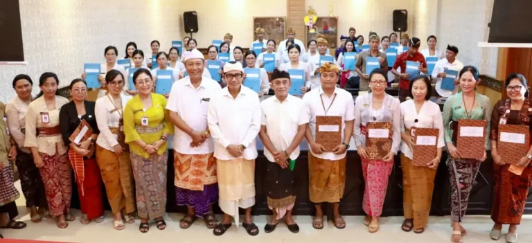Sekretaris Daerah (Sekda) Kota Denpasar, I Gusti Ngurah Eddy Mulya saat secara resmi menyerahkan surat keputusan (SK) pengangkatan 41 kepala sekolah untuk jenjang TK, SD dan SMP di Kota Denpasar. Acara ini berlangsung, Kamis (9/4/2026), di Aula Kantor Disdikpora Kota Denpasar.