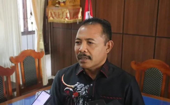 Ketua DPRD Kabupaten Buleleng Ketut Ngurah Arya, S.M saat diwawancara pada Jumat 10 April 2026