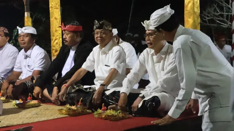 Gubernur Bali Wayan Koster menghadiri puncak Karya Pujawali di Pura Luhur Batulumbung, Desa Soka, Senganan, Kabupaten Tabanan, Kamis 9 April 2026.