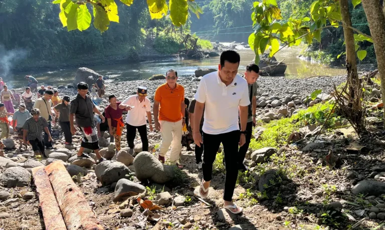 Bupati Jembrana I Made Kembang Hartawan meninjau langsung progres pembangunan Jembatan Garuda di wilayah Kecamatan Mendoyo, Kabupaten Jembrana, Jumat 10 April 2026.