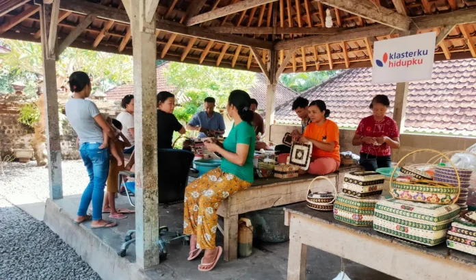 BRI Amlapura Perkuat UMKM Pengrajin Batok Kelapa di Karangasem