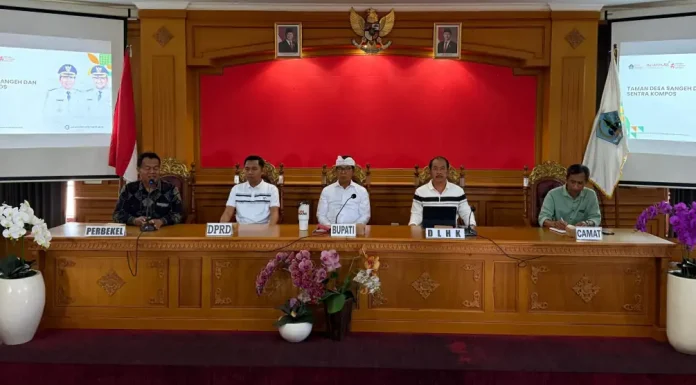 Bupati Badung I Wayan Adi Arnawa mensosialisasikan penataan Taman Desa Sangeh dan pemanfaatan bekas Balai Benih Ikan sebagai sentra kompos sementara untuk mendukung pengelolaan sampah berbasis pemilahan dari sumber.