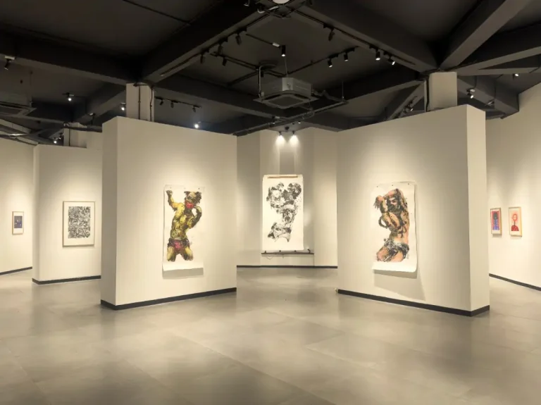 Pameran Prints in Motion di Labyrinth Art Gallery, Nuanu Creative City, menghadirkan 27 seniman dari lima negara untuk mengeksplorasi printmaking sebagai praktik seni kontemporer yang dinamis dan kolaboratif di Bali.