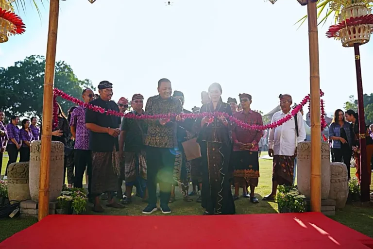 Bupati Gianyar I Made Mahayastra bersama Ketua Dekranasda Gianyar membuka pameran UMKM di Alun-alun Kota Gianyar dengan konsep one village one product (OVOP) untuk mendorong produk unggulan desa.