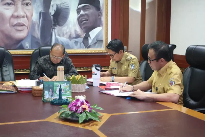 Gubernur Koster bersama Bupati Badung, I Wayan Adi Arnawa saat menandatangani kerjasama pembangunan fasilitasi Pengolahan Sampah menjadi Energi Listrik (PSEL) Denpasar Raya.