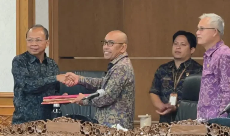 Rapat Paripurna ke-33 Masa Persidangan II Tahun Sidang 2025–2026 DPRD Provinsi Bali mengagendakan penyampaian pandangan umum fraksi-fraksi terhadap dua rancangan peraturan daerah (Raperda), yakni tentang Tata Kelola Usaha Pariwisata Bali Berkualitas serta perubahan atas Perda Nomor 1 Tahun 2024 tentang Pajak Daerah dan Retribusi Daerah.