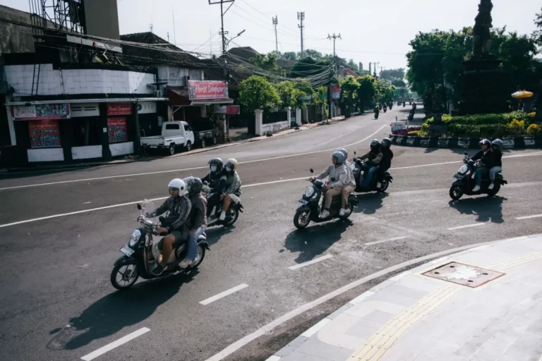Astra Motor Bali melalui kampanye #Cari_Aman mengedukasi pengendara sepeda motor agar selalu berhati-hati, menyalakan sein, dan menjaga kecepatan saat berbelok di persimpangan demi keselamatan di jalan.
