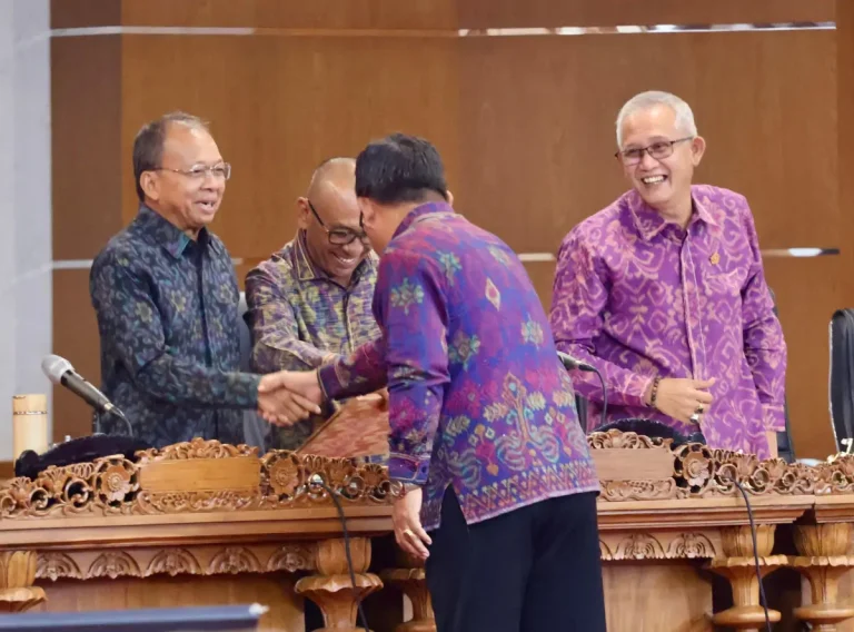 Seluruh fraksi DPRD Provinsi Bali menyatakan dukungan terhadap dua Rancangan Peraturan Daerah (Raperda) strategis yang diajukan Gubernur Bali