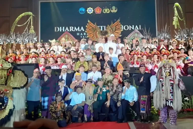 Dharma Santi Nasional 2026 sebagai puncak perayaan Nyepi akan digelar pada 17 April 2026 di Art Center Denpasar dengan mengusung tema persatuan “Vasudhaiva Kutumbakam: Satu Bumi, Satu Keluarga.”