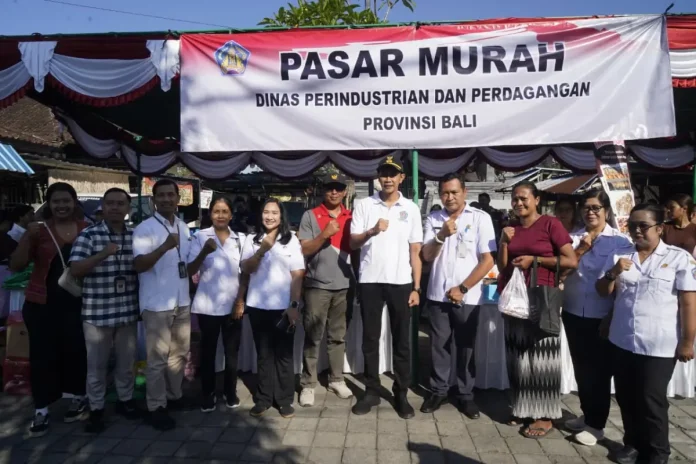 Wabup Tjok Surya menghadiri pasar murah di Desa Nyalian sebagai upaya membantu masyarakat mendapatkan kebutuhan pokok dengan harga terjangkau sekaligus menekan inflasi.