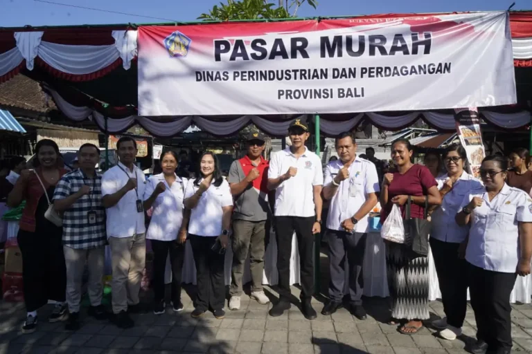 Wabup Tjok Surya menghadiri pasar murah di Desa Nyalian sebagai upaya membantu masyarakat mendapatkan kebutuhan pokok dengan harga terjangkau sekaligus menekan inflasi.