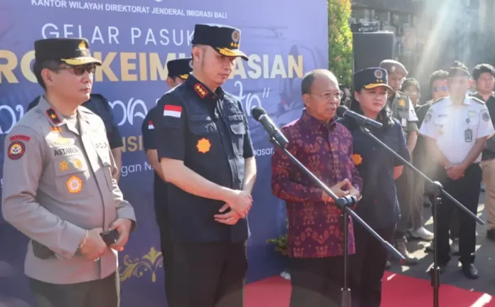 Pemerintah Provinsi Bali bersama aparat terkait memperkuat langkah pengawasan terhadap keberadaan warga negara asing (WNA) melalui Gelar Pasukan Patroli Keimigrasian Dharma Dewata Provinsi Bali 2026 yang digelar di Lapangan Puputan Margarana, Renon, Denpasar.