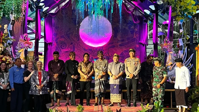 BaliSpirit Festival 2026 resmi dibuka di The Yoga Barn pada Rabu, 15 April 2026. Memasuki edisi ke-17, festival internasional ini mengusung tema “Welcome Home” yang mengajak peserta kembali pada diri sendiri melalui perjalanan spiritual, kemanusiaan, dan kesadaran terhadap lingkungan.