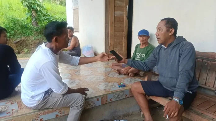 Polisi saat berhasil mengamankan Kadek S di rumahnya di Wilayah Desa Tajun, Kecamatan Kubutambahan, Buleleng.