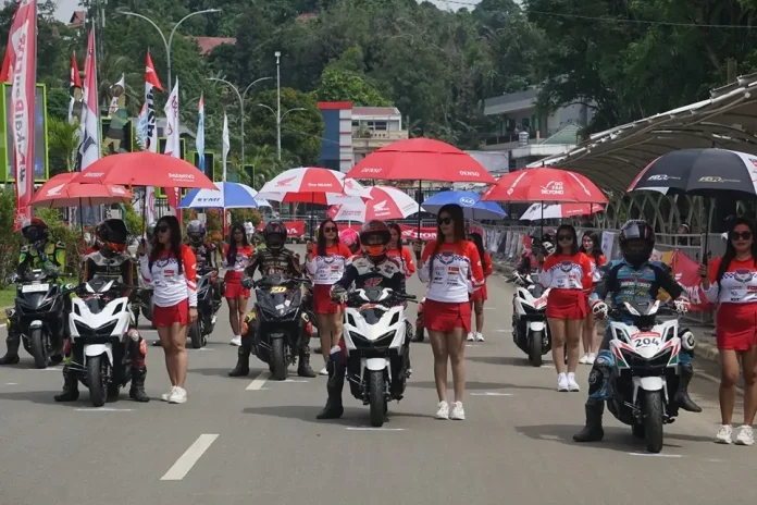 Astra Honda Dream Cup 2026 kembali digelar oleh AHM sebagai ajang balap berjenjang dengan 12 kelas, termasuk Vario 160, yang akan berlangsung di beberapa daerah Indonesia untuk mendukung pembinaan pebalap muda.