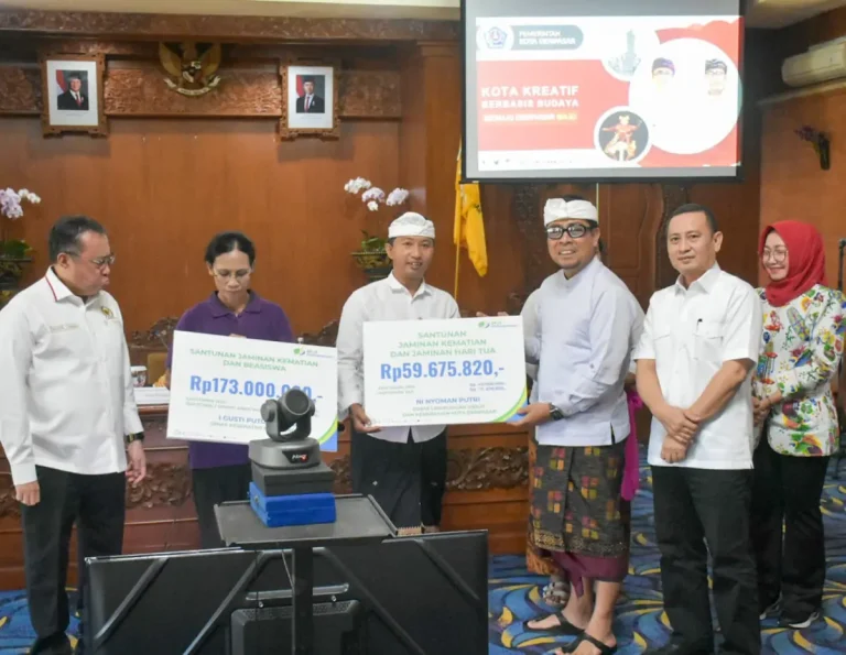 Wakil Walikota Denpasar, I Kadek Agus Arya Wibawa saat menerima Kunjungan Kerja Spesifik Komisi IX DPR RI yang dipimpin Wakil Ketua Komisi IX DPR RI, M. Yahya Zaini terkait Program Pemagangan Nasional di Kantor Walikota Denpasar, Kamis (16/4).