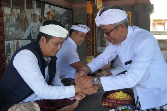 Pemerintah Kabupaten Jembrana mengikuti rangkaian upacara Ida Bhatara Turun Kabeh dengan melaksanakan Bhakti Penganyar di Pura Agung Besakih, Jumat 17 April 2026.