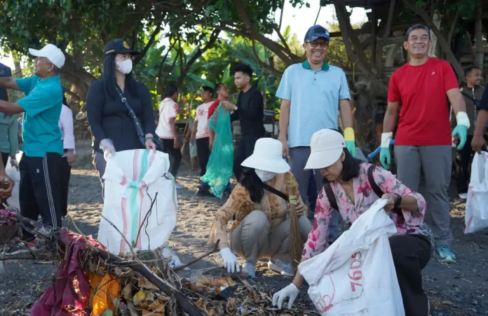 Semangat perjuangan Raden Ajeng Kartini diwujudkan dalam aksi nyata melalui kegiatan bersih pantai yang digelar di Pantai Kubu Jati, Jumat 17 April 2026.