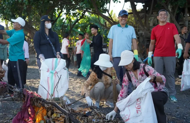 Semangat perjuangan Raden Ajeng Kartini diwujudkan dalam aksi nyata melalui kegiatan bersih pantai yang digelar di Pantai Kubu Jati, Jumat 17 April 2026.