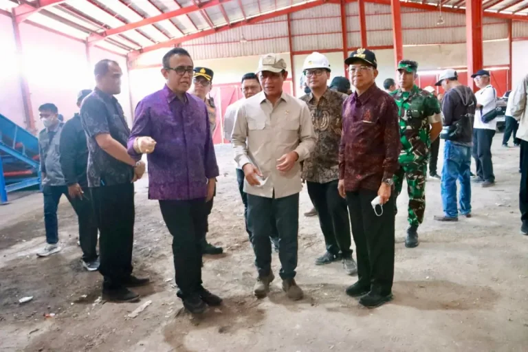 Wali Kota Denpasar, I Gusti Ngurah Jaya Negara saat mendampingi Menteri Lingkungan Hidup RI, Hanif Faisol Nurofiq berkunjung di TPST Kesiman Kertalangu, TPA Suwung, TPST Tahura 1 dan Tahura 2, serta lokasi TPS3R Sesetan Jumat (17/4).