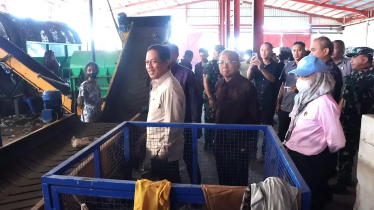 Menteri Lingkungan Hidup RI, Hanif Faisol Nurofiq, didampingi Gubernur Bali I Wayan Koster, meninjau TPST Kesiman Kertalangu dan menyampaikan hampir 70 persen masyarakat Bali telah memilah sampah.