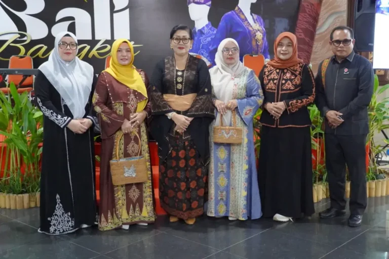 Ketua Dekranasda Provinsi Bali, Putri Koster menerima kunjungan Ketua Dekranasda Aceh Utara, Musliana Asmail, yang datang untuk menimba ilmu pengembangan sektor kerajinan daerah.