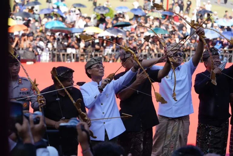 Bupati Klungkung I Made Satria menghadiri pawai budaya dalam rangka peringatan Hari Ulang Tahun ke-255 Gianyar yang digelar di kawasan Open Stage Balai Budaya Gianyar, Jumat 17 April 2026.