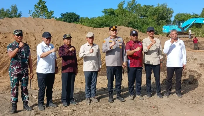 Menteri Lingkungan Hidup RI Hanif Faisol Nurofiq meninjau langsung fasilitas pengolahan sampah TOSS Center di Desa Kusamba, Kecamatan Dawan, Kabupaten Klungkung, Jumat 17 Apil 2026