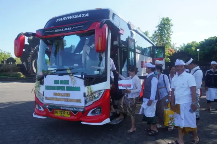 Bupati Jembrana I Made Kembang Hartawan merintis layanan bus pemedek gratis dari dana pribadi untuk mendukung kelancaran persembahyangan masyarakat ke Pura Besakih dan Ulun Danu Batur.