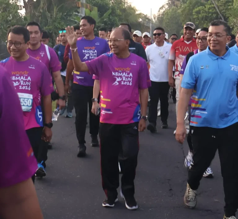 Ribuan pelari memadati Bali United Training Center (BUTC), Gianyar, dalam ajang Wondr Kemala Run 2026 yang digelar Minggu 19 April 2026.